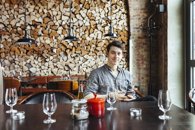 Человек, сидящий за столом в ресторане — стоковое фото