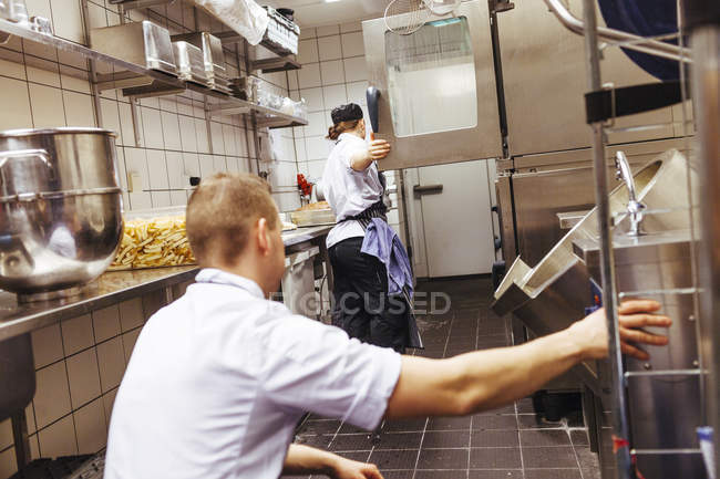 Male and female chefs — Stock Photo