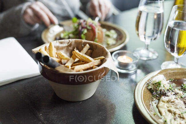 Comida e bebidas servidas na mesa — Fotografia de Stock