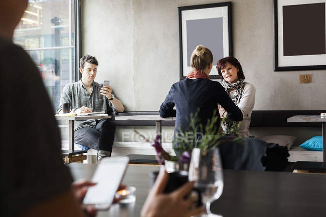Gente sentada en el restaurante - foto de stock