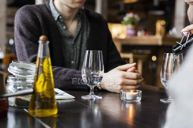 Чоловік сидить за столом у ресторані — стокове фото
