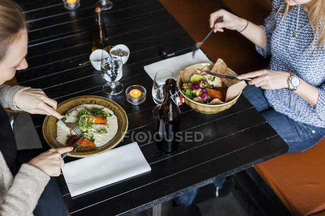 Freundinnen beim Essen — Stockfoto