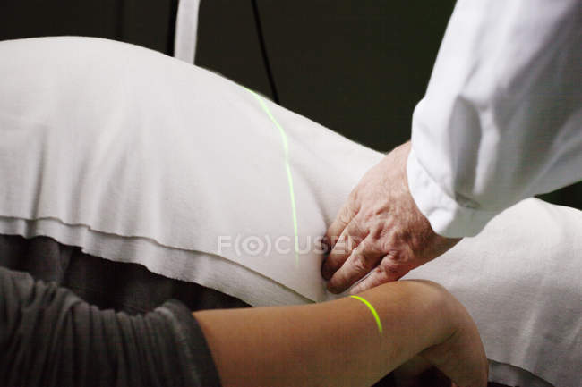 Doctor measuring the persons stomach — Stock Photo