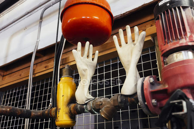 Mechanische Handschuhe an Rohren — Stockfoto