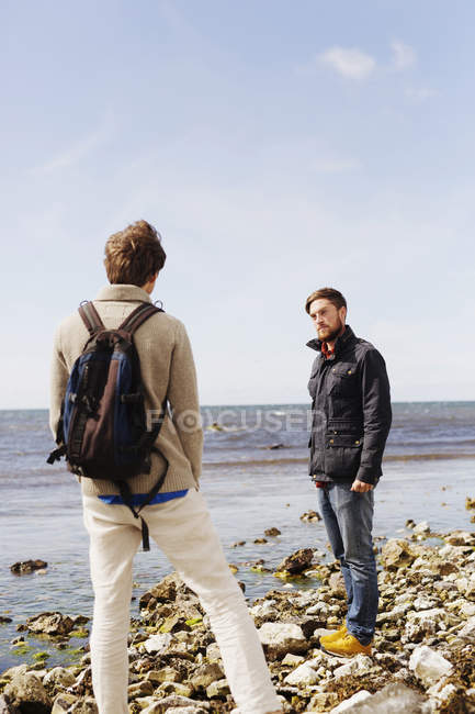 Amigos de pé na praia — Fotografia de Stock