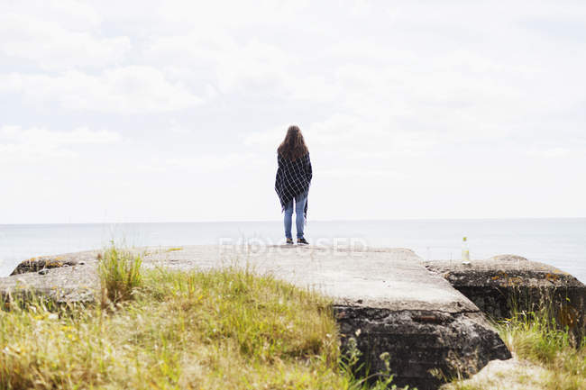 Frau steht auf Felsen — Stockfoto