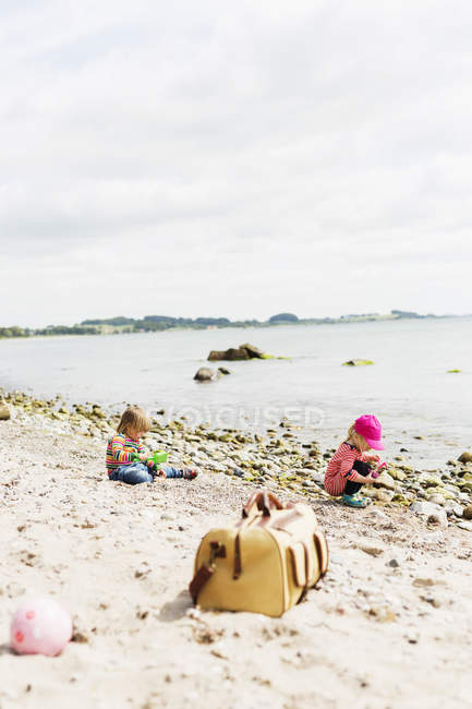 Niños jugando en la playa - foto de stock