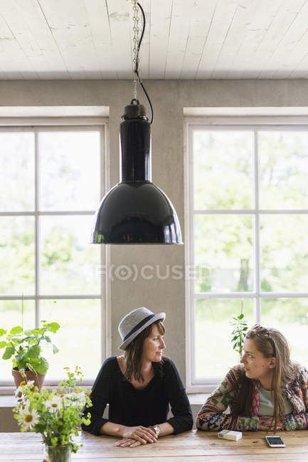 Friends talking while sitting at cafe — Stock Photo