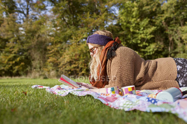 Young woman reading novel — Stock Photo