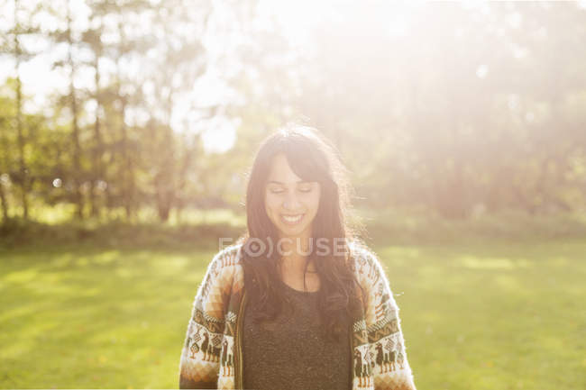 Счастливая молодая женщина — стоковое фото