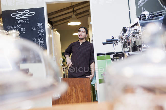 Hombre en la cafetería - foto de stock