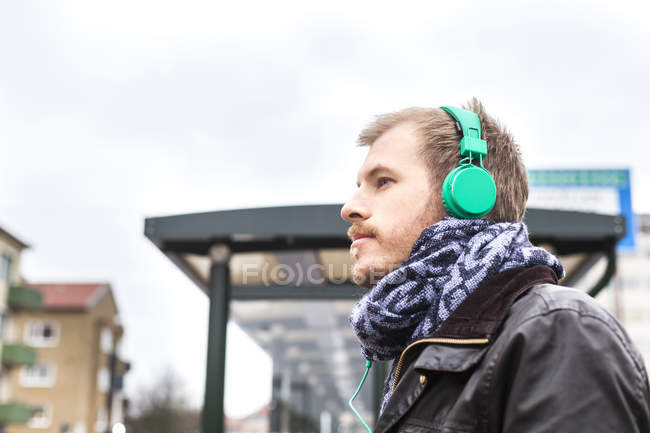 Man listening music — Stock Photo