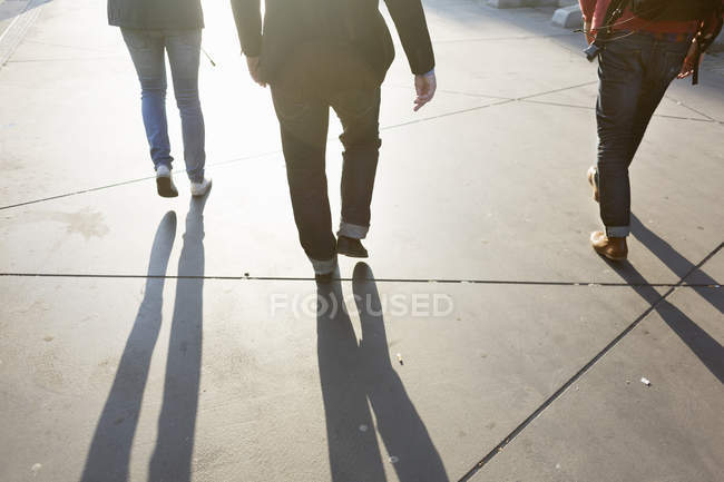 Hommes marchant dans la rue — Photo de stock