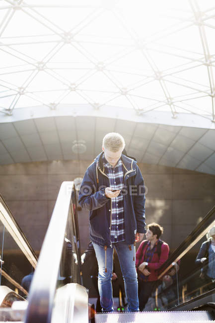 Man using smart phone — Stock Photo