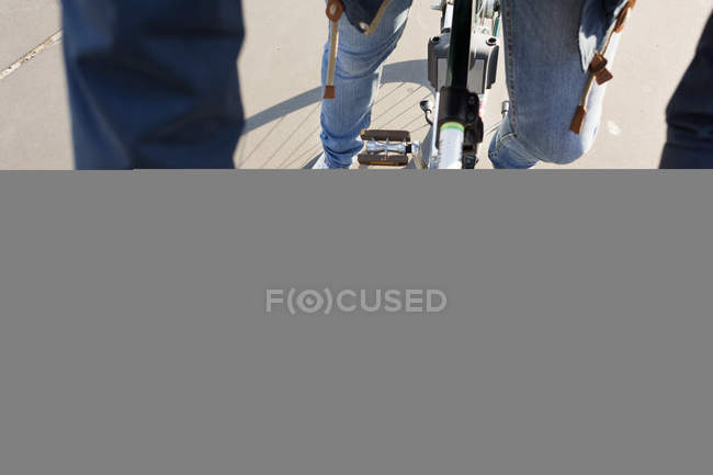 Чоловік їде на велосипеді на вулиці. — стокове фото