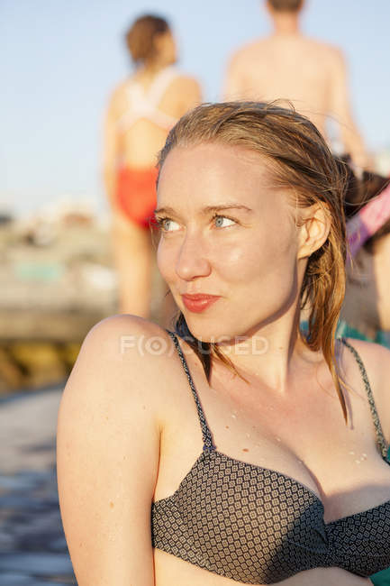 Sinnliche junge Frau im Bikini — Stockfoto