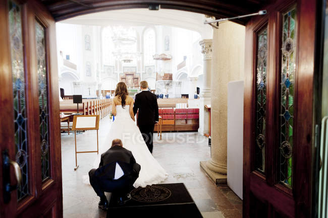 Наречений і наречений входить в церкву — стокове фото