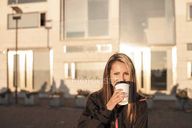 Молода жінка п'є каву — стокове фото