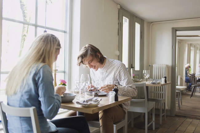 Male and female friends having food — Stock Photo