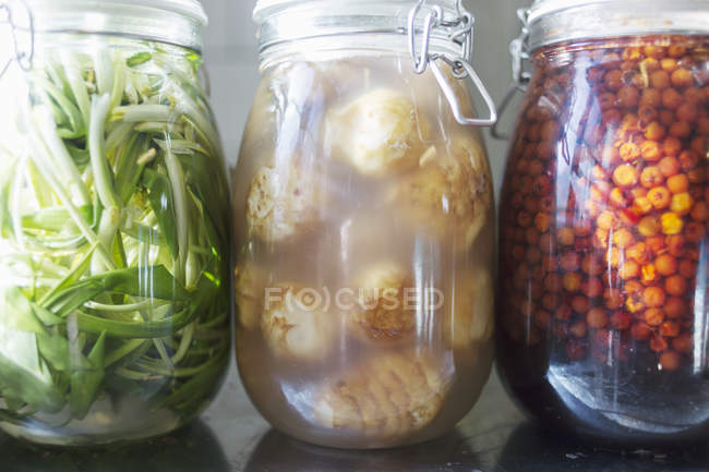 Conserva em jarros na cozinha comercial — Fotografia de Stock