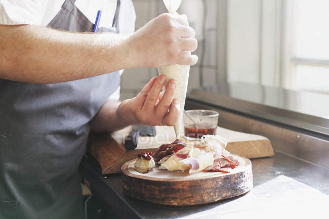 Chef usando bolsa de hielo en la cocina - foto de stock
