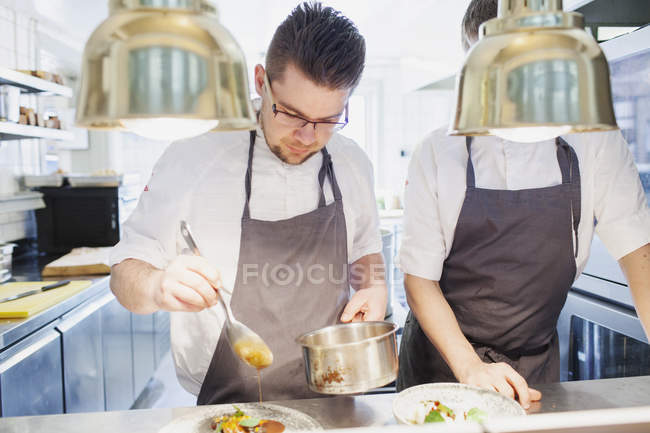 Giovani chef che preparano il cibo — Foto stock