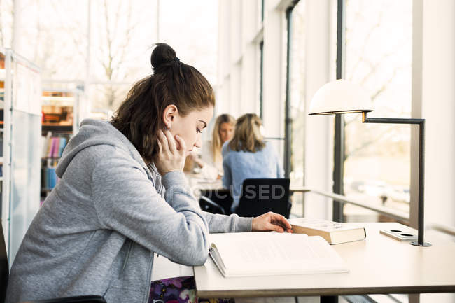 Jeune femme lecture livre — Photo de stock