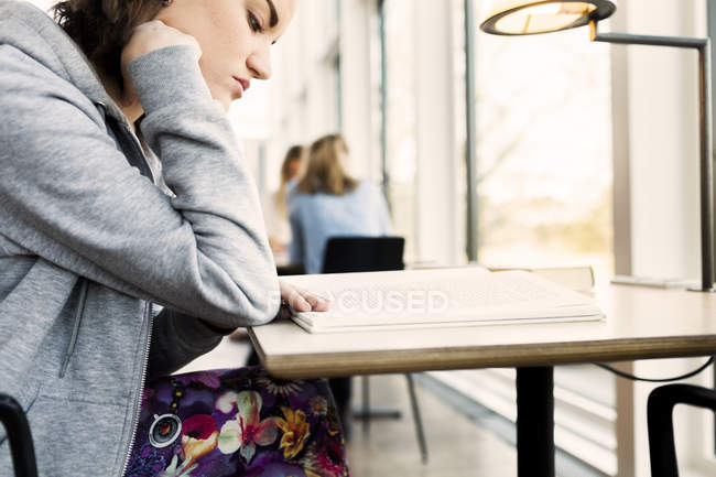 Young woman reading book — Stock Photo