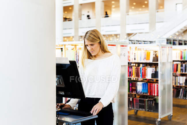 Jeune femme utilisant un ordinateur — Photo de stock