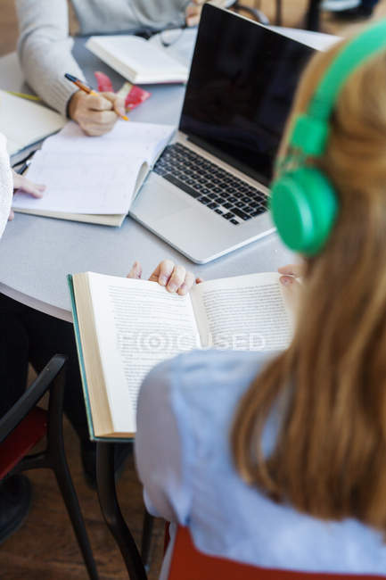 Friends studying together — Stock Photo