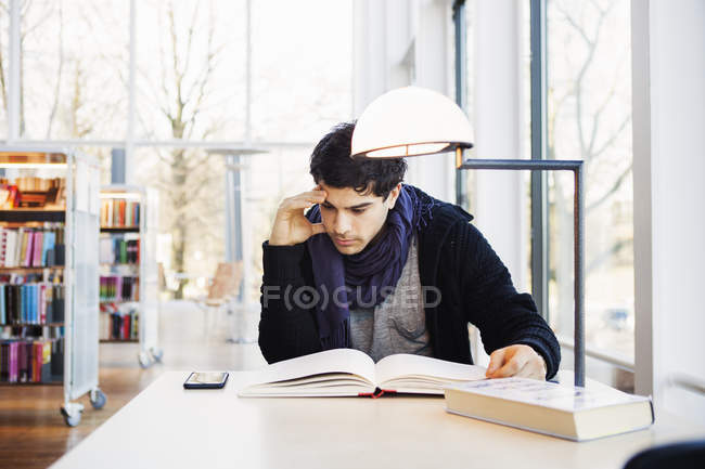 Jeune homme Livre de lecture — Photo de stock