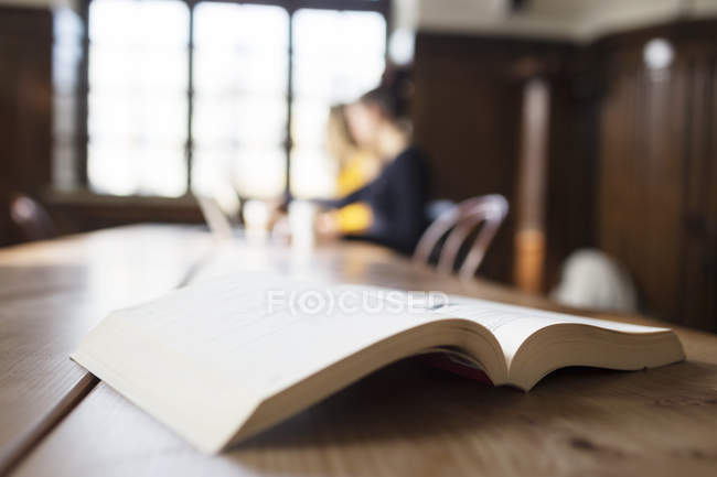 Primo piano del libro sul tavolo — Foto stock