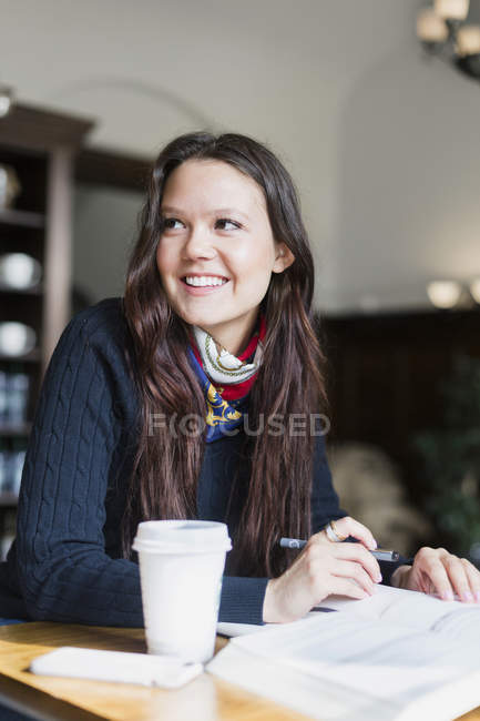 Женщина смотрит в сторону во время учебы — стоковое фото