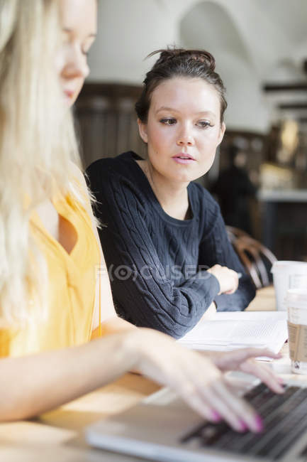 Jovem mulher olhando para amigo — Fotografia de Stock