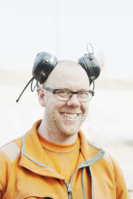 Sonriente trabajador manual - foto de stock
