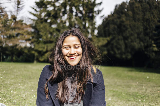 Woman sitting in park — Stock Photo