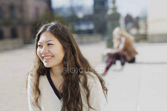 Sonriente estudiante universitaria femenina - foto de stock