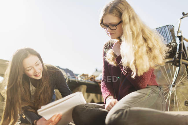 Друзі-підлітки читають книгу — стокове фото