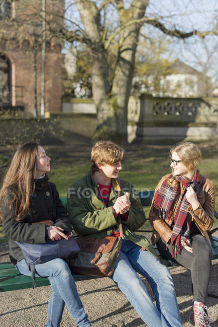 Teenage friends talking — Stock Photo