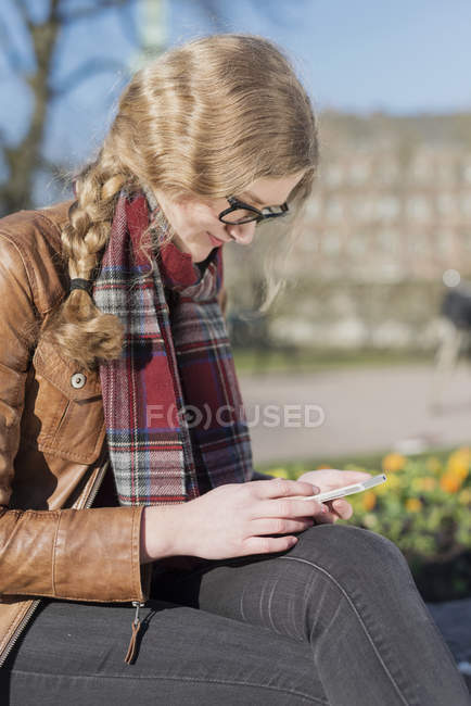 Adolescente utilisant un téléphone mobile — Photo de stock