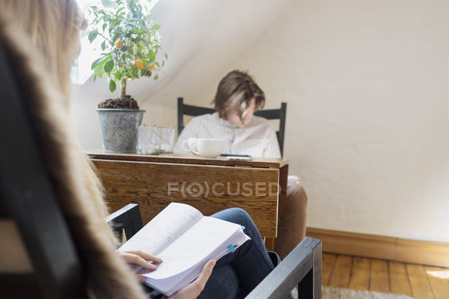 Donna che legge libro — Foto stock