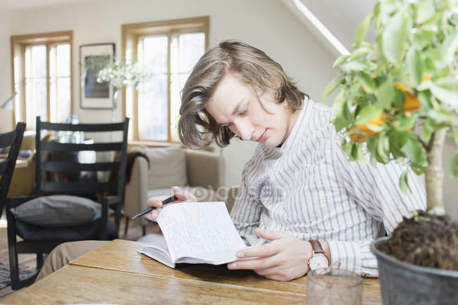 Junger Mann liest Noten — Stockfoto