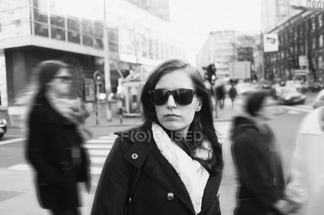 Jeune femme confiante dans les lunettes de soleil — Photo de stock
