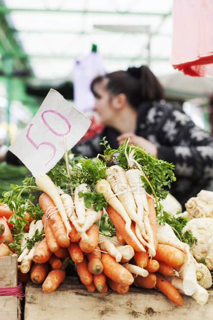 Морковь и редис на продажу — стоковое фото