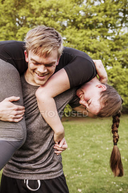 Mann trägt Freundin bei sich — Stockfoto