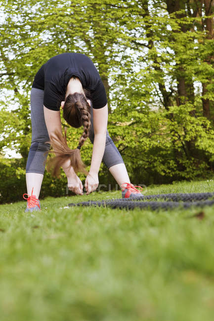 Жінка робить тренування мотузки в парку — стокове фото