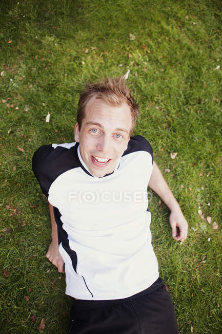 Souriant jeune homme relaxant — Photo de stock