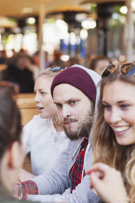 Amigos sentados en el café de la acera - foto de stock