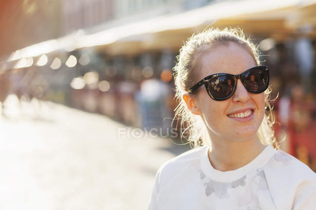 Щаслива молода жінка в сонцезахисних окулярах — стокове фото
