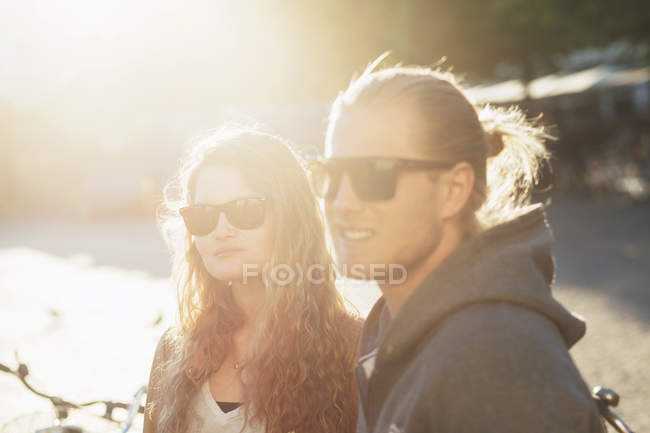 Молодая пара, стоящая на улице — стоковое фото